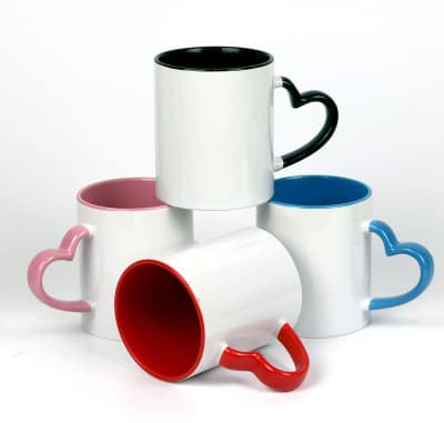 CANECA CERÂMICA ALÇA CORAÇÃO